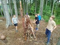 kluci buduji mesto pro hru Angry birds.jpg